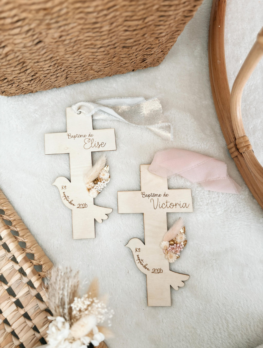 Croix de baptême en bois – Colombe & fleurs séchées personnalisée
