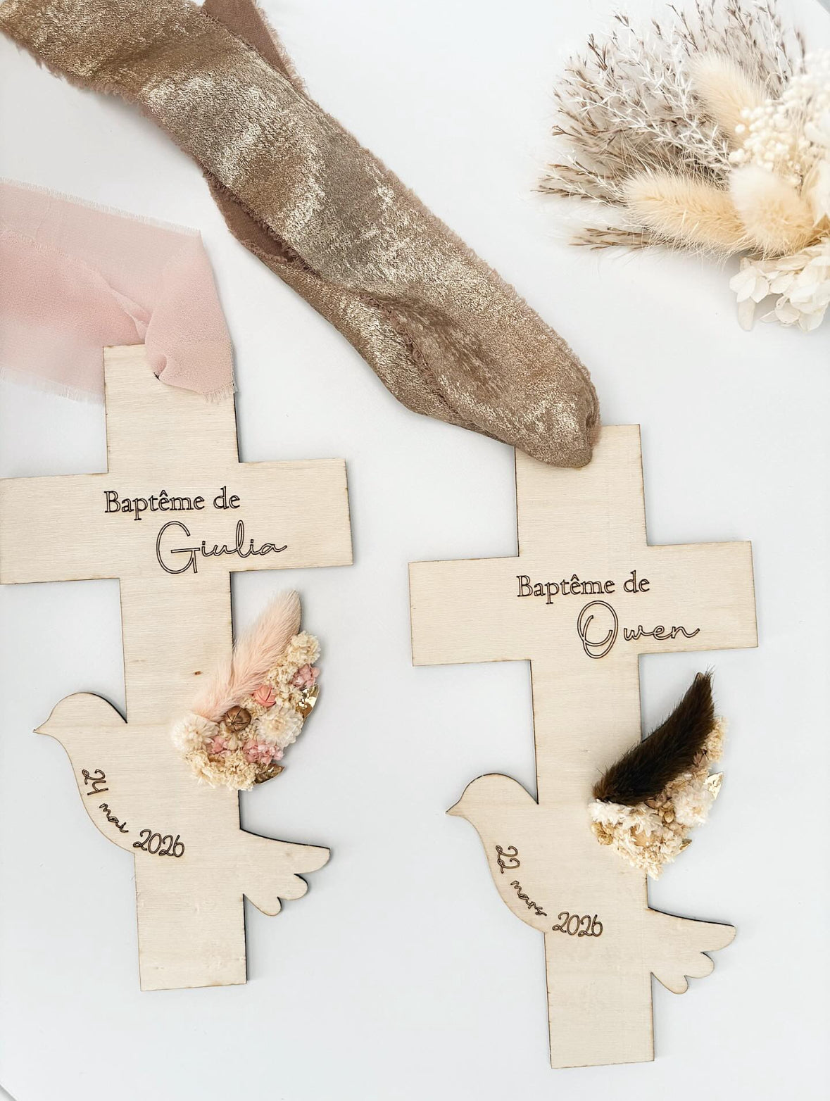 Croix de baptême en bois – Colombe & fleurs séchées personnalisée