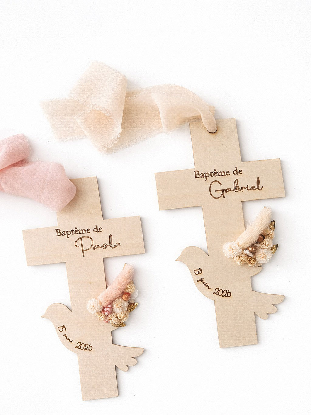 Croix de baptême en bois – Colombe & fleurs séchées personnalisée