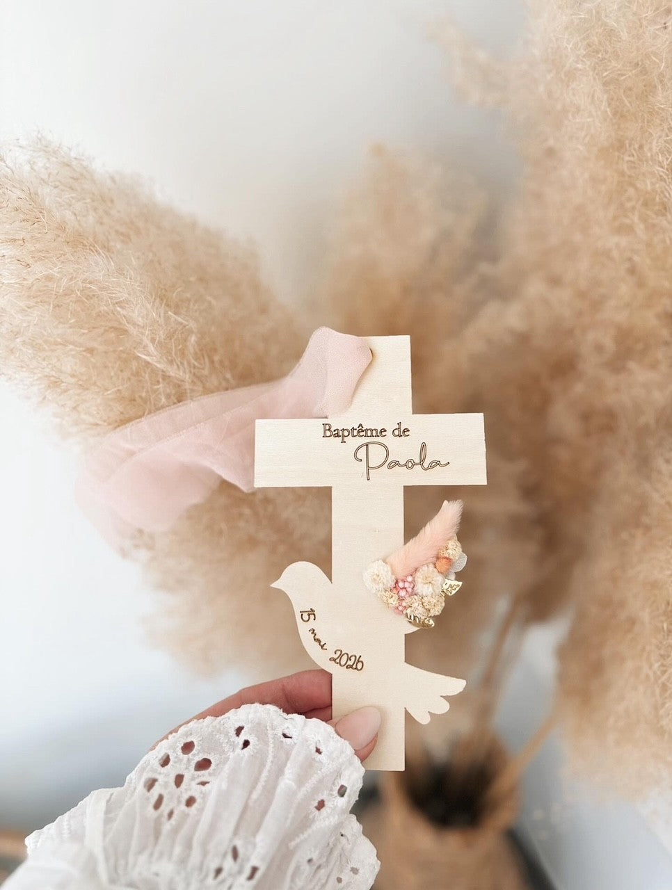 Croix de baptême en bois – Colombe & fleurs séchées personnalisée
