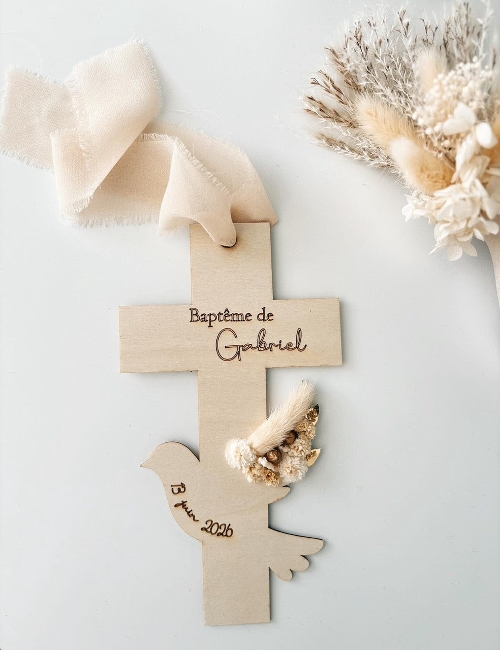 Croix de baptême en bois – Colombe & fleurs séchées personnalisée