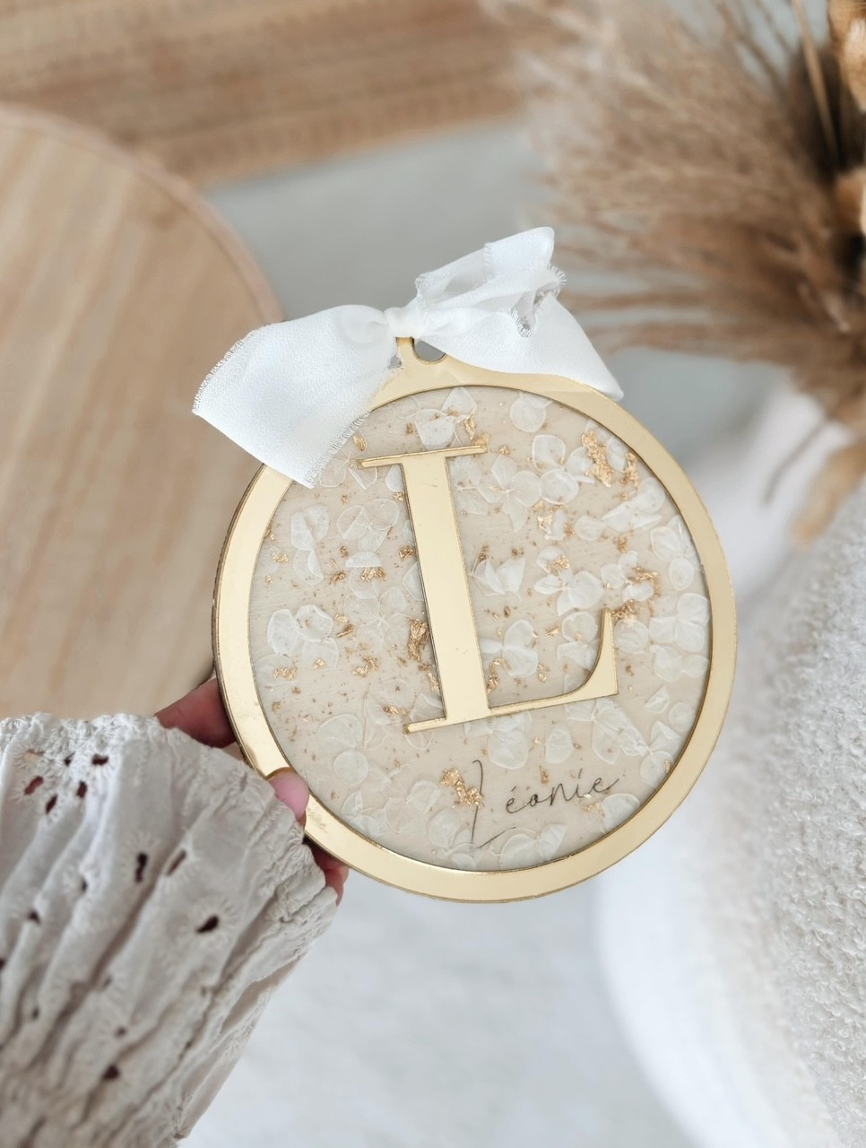 Médaillon Initiale Dorée en fleurs séchées - Modèle 1