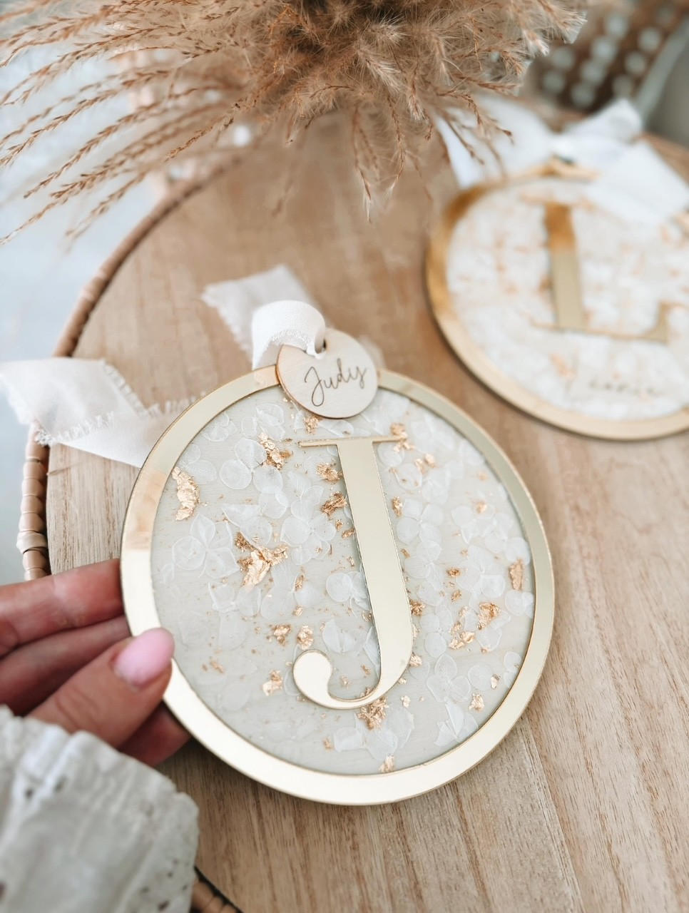 Médaillon Initiale Dorée en fleurs séchées - Modèle 2