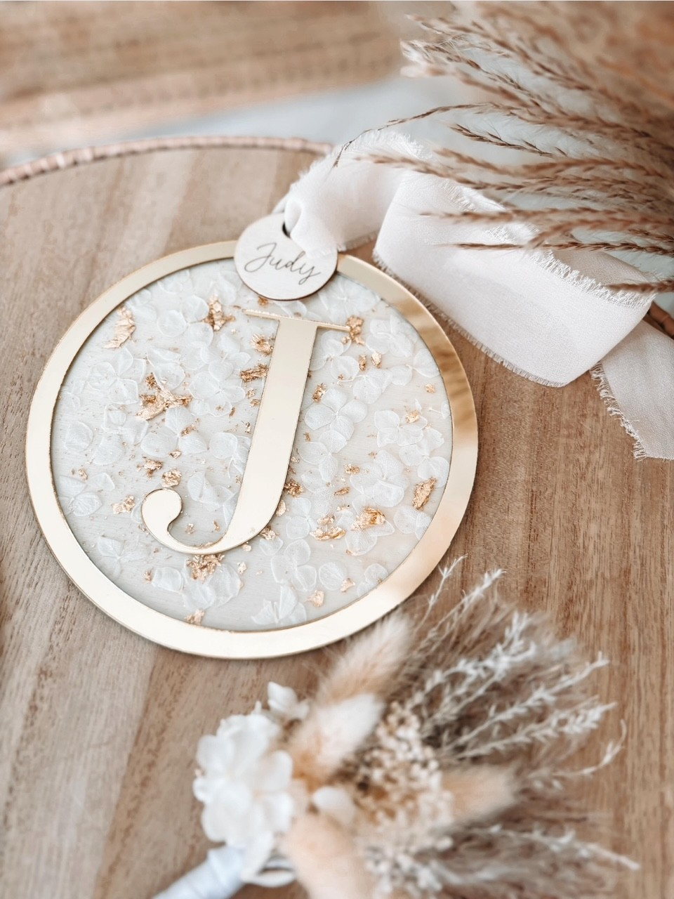 Médaillon Initiale Dorée en fleurs séchées - Modèle 2