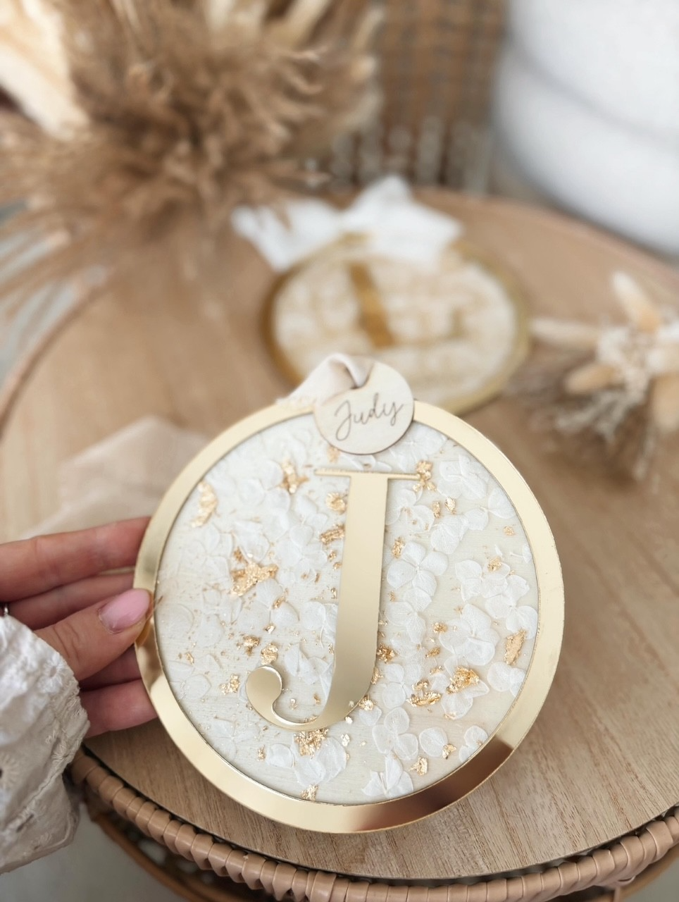 Médaillon Initiale Dorée en fleurs séchées - Modèle 2